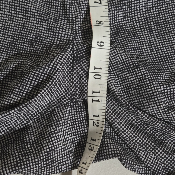 Lululemon Pace Breaker 9" Black White Shorts Size L - Picture 12 of 13